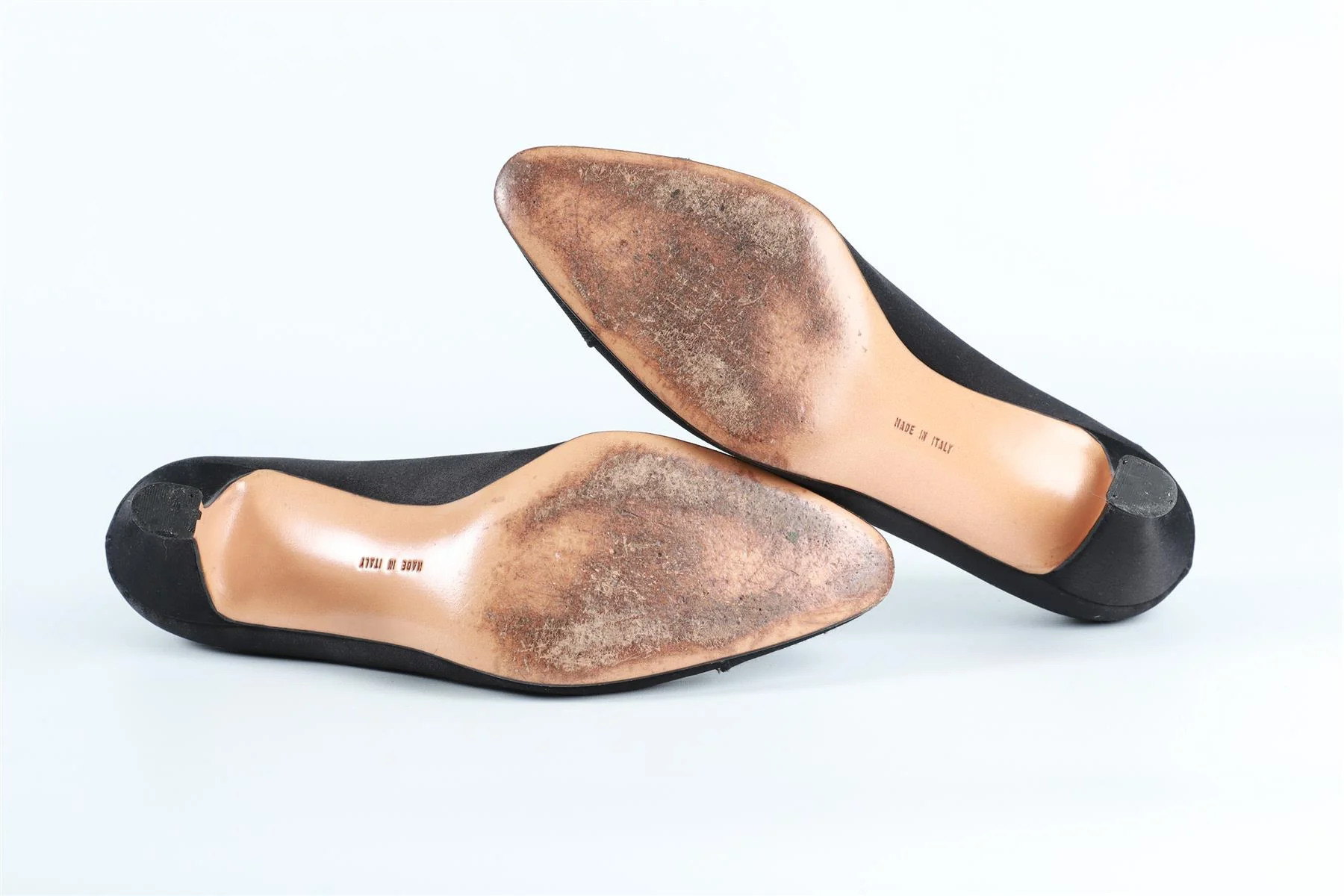 SALVATORE FERRAGAMO BLACK SATIN PUMPS - Image 6