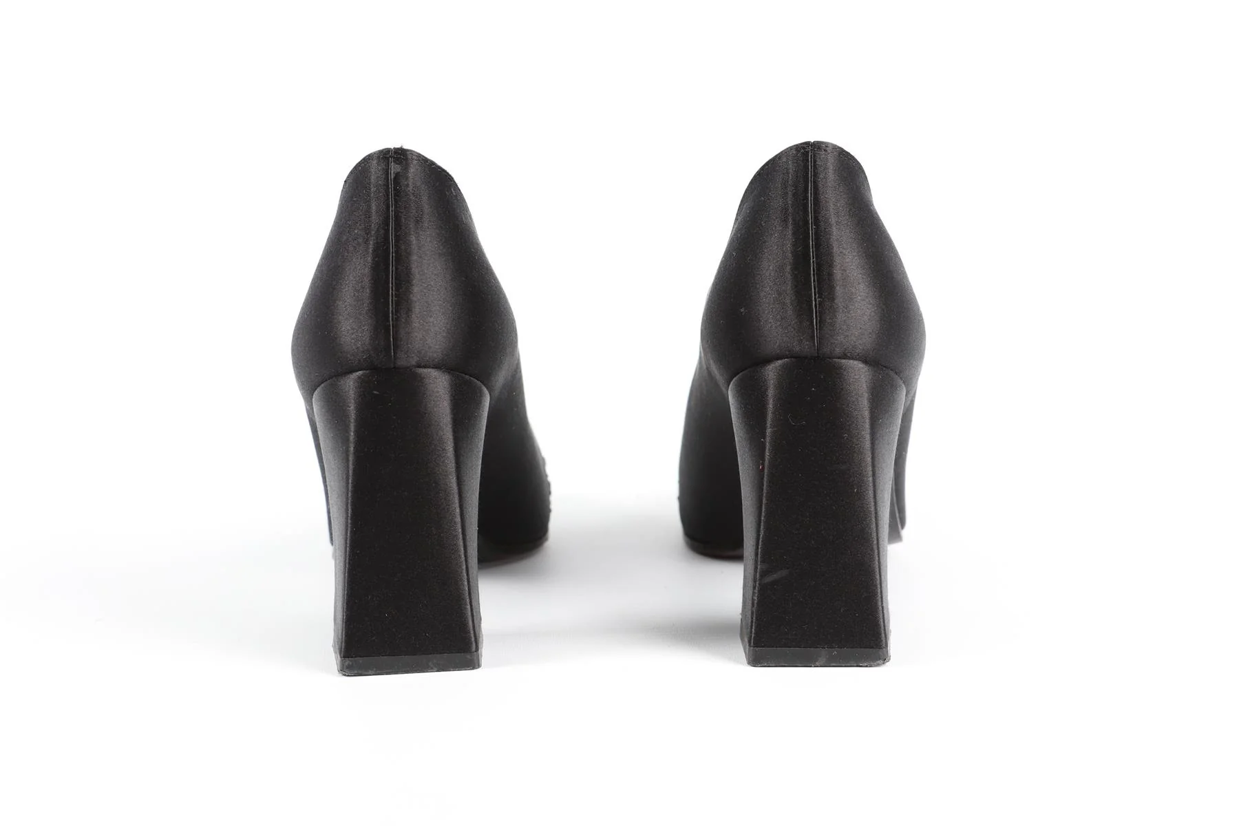 STUART WEITZMAN BLACK SATIN PUMPS - Image 5