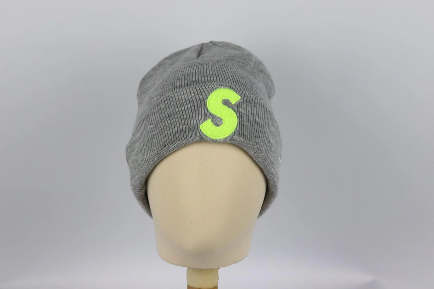 SUPREME + NEW ERA EMBROIDERED KNITTED BEANIE ONE SIZE - Image 3