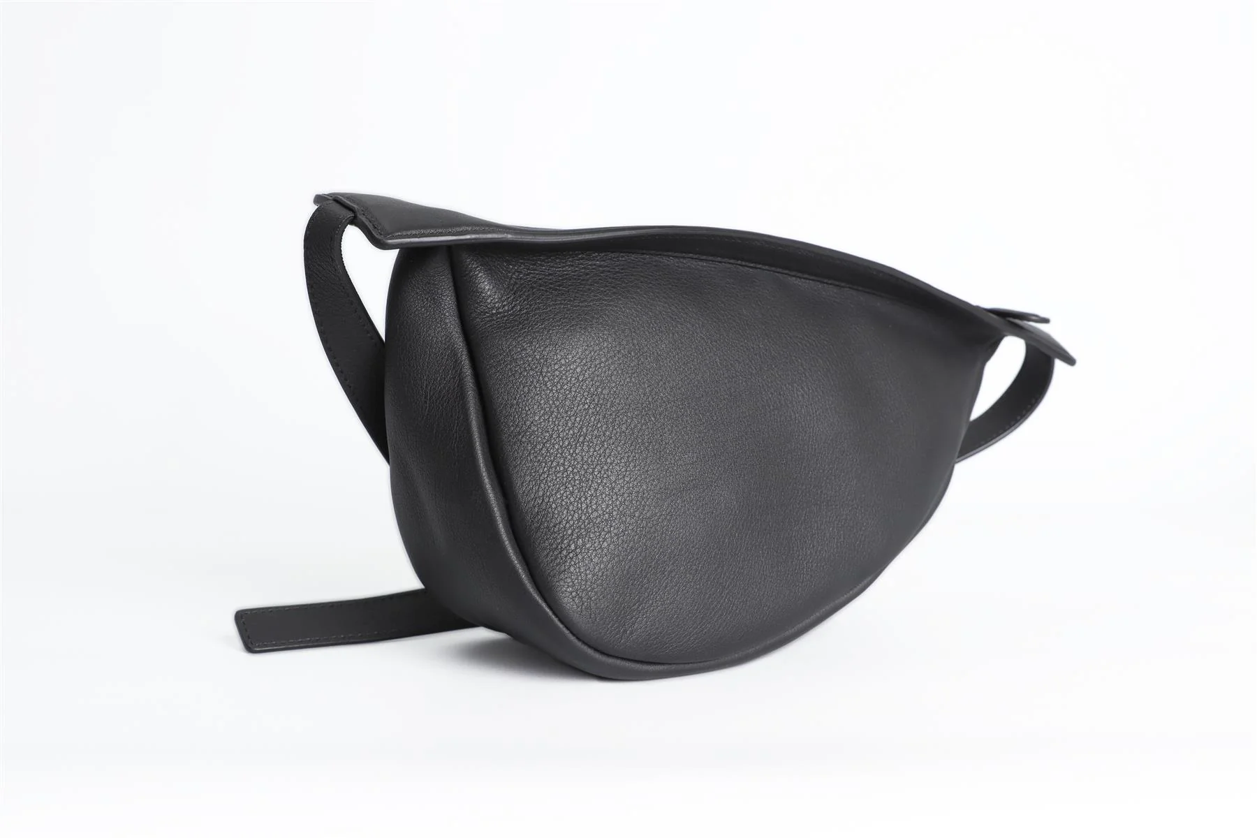 THE ROW BLACK SLOUCHY BANANA SMALL LEATHER SHOULDER BAG - Image 4