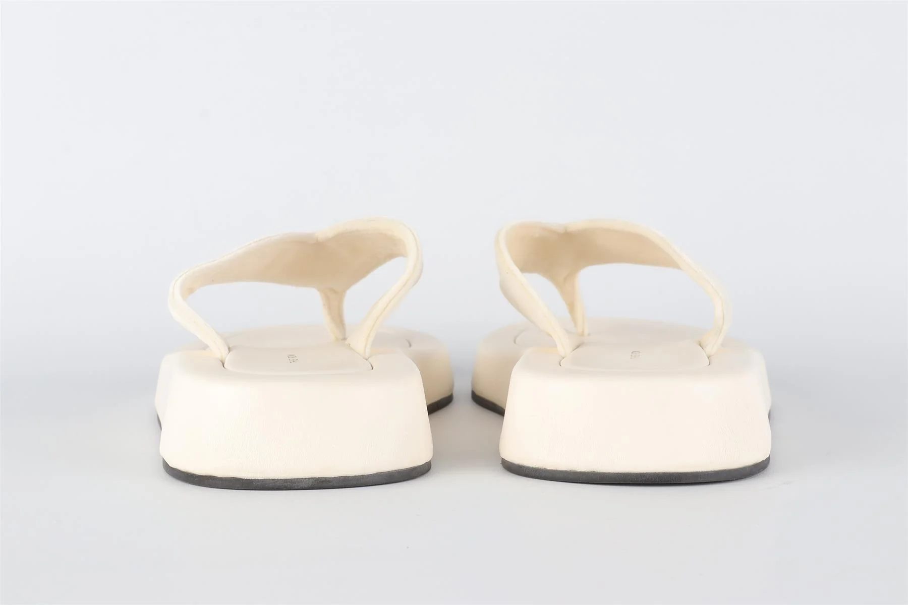THE ROW WHITE GINZA LEATHER FLIP FLOPS EU 38.5 UK 5.5 US 8.5 - Image 5