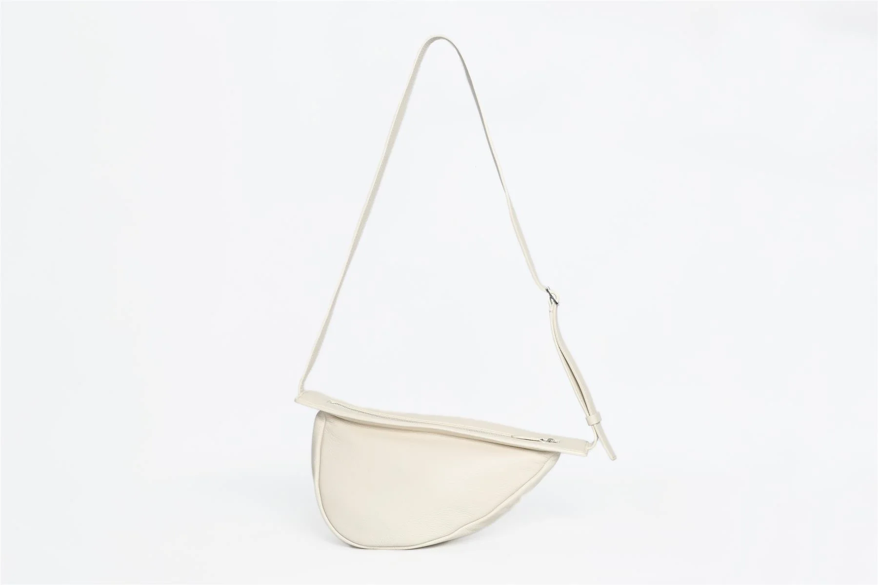 THE ROW WHITE SLOUCHY BANANA SMALL LEATHER SHOULDER BAG - Image 3