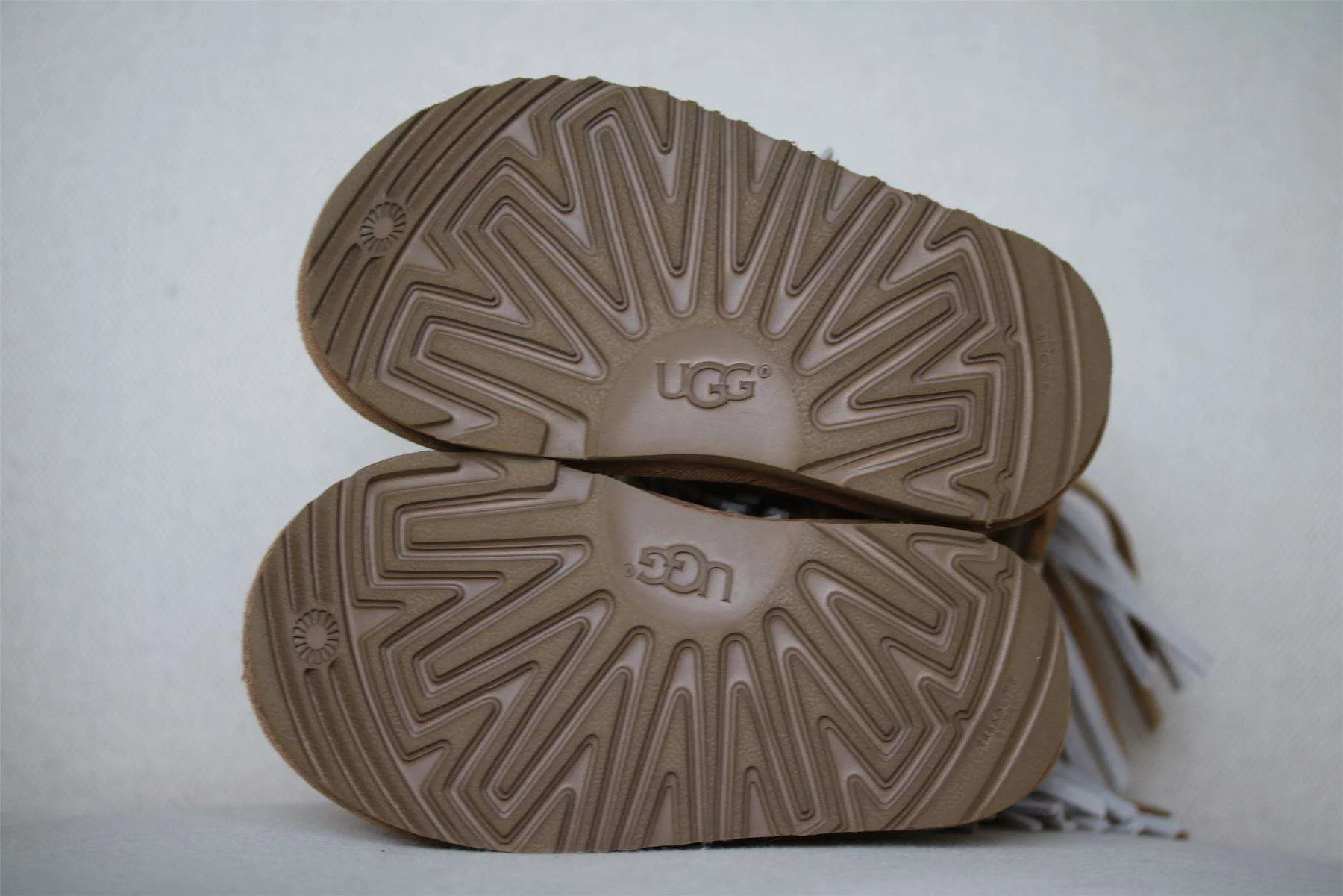 UGG KIDS CLASSIC CHESTNUT FRINGE SHEEPSKIN BOOTS EU 25 UK 8 - Image 4