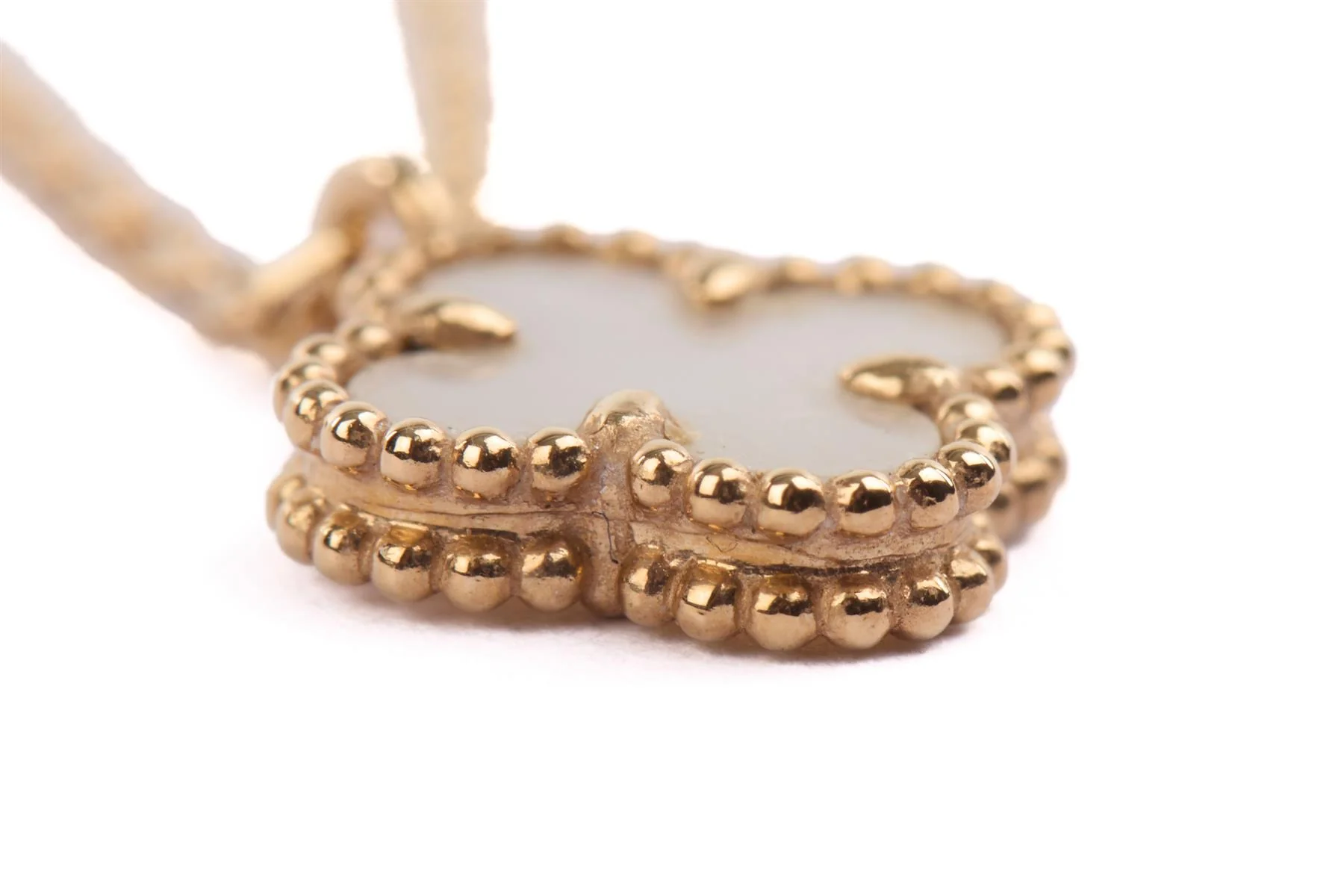 VAN CLEEF & ARPELS SWEET ALHAMBRA 18K YELLOW GOLD AND MOTHER OF PEARL NECKLACE - Image 4
