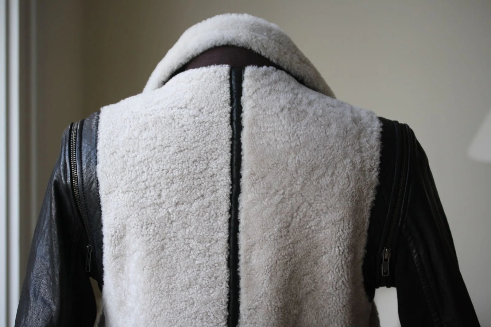 YIGAL AZROUEL DETACHABLE LEATHER SLEEVE SHEARLING JACKET US 6 UK 8 - Image 3
