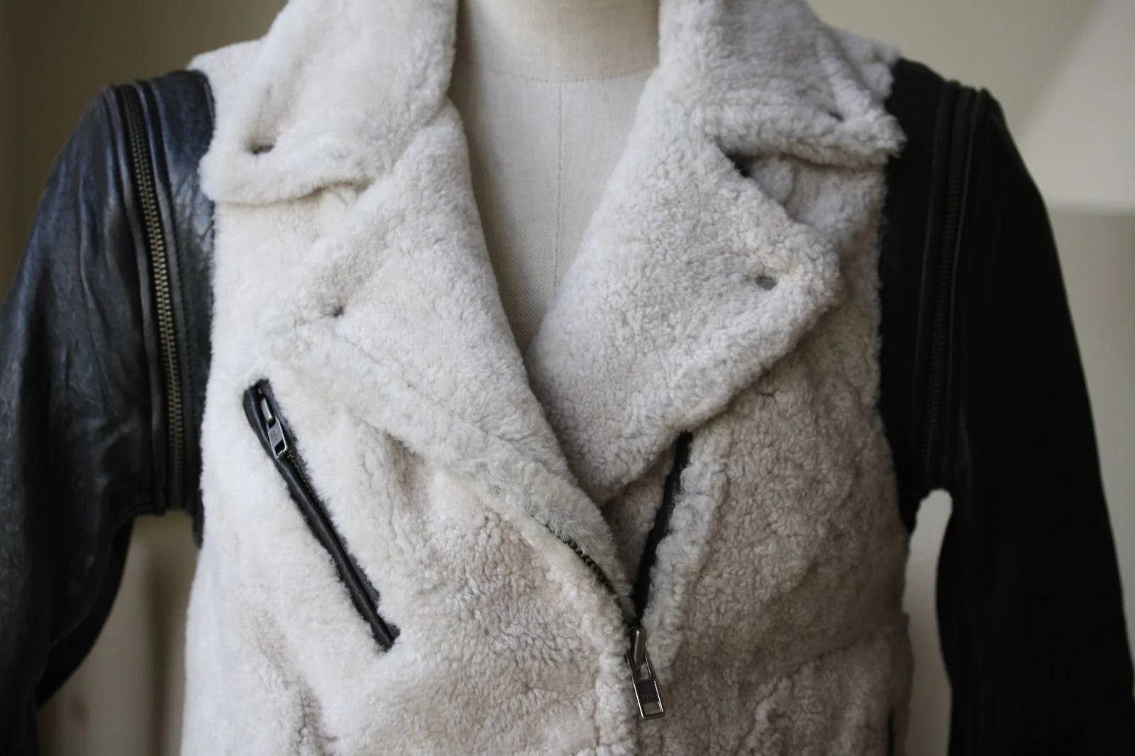 YIGAL AZROUEL DETACHABLE LEATHER SLEEVE SHEARLING JACKET US 6 UK 8 - Image 4