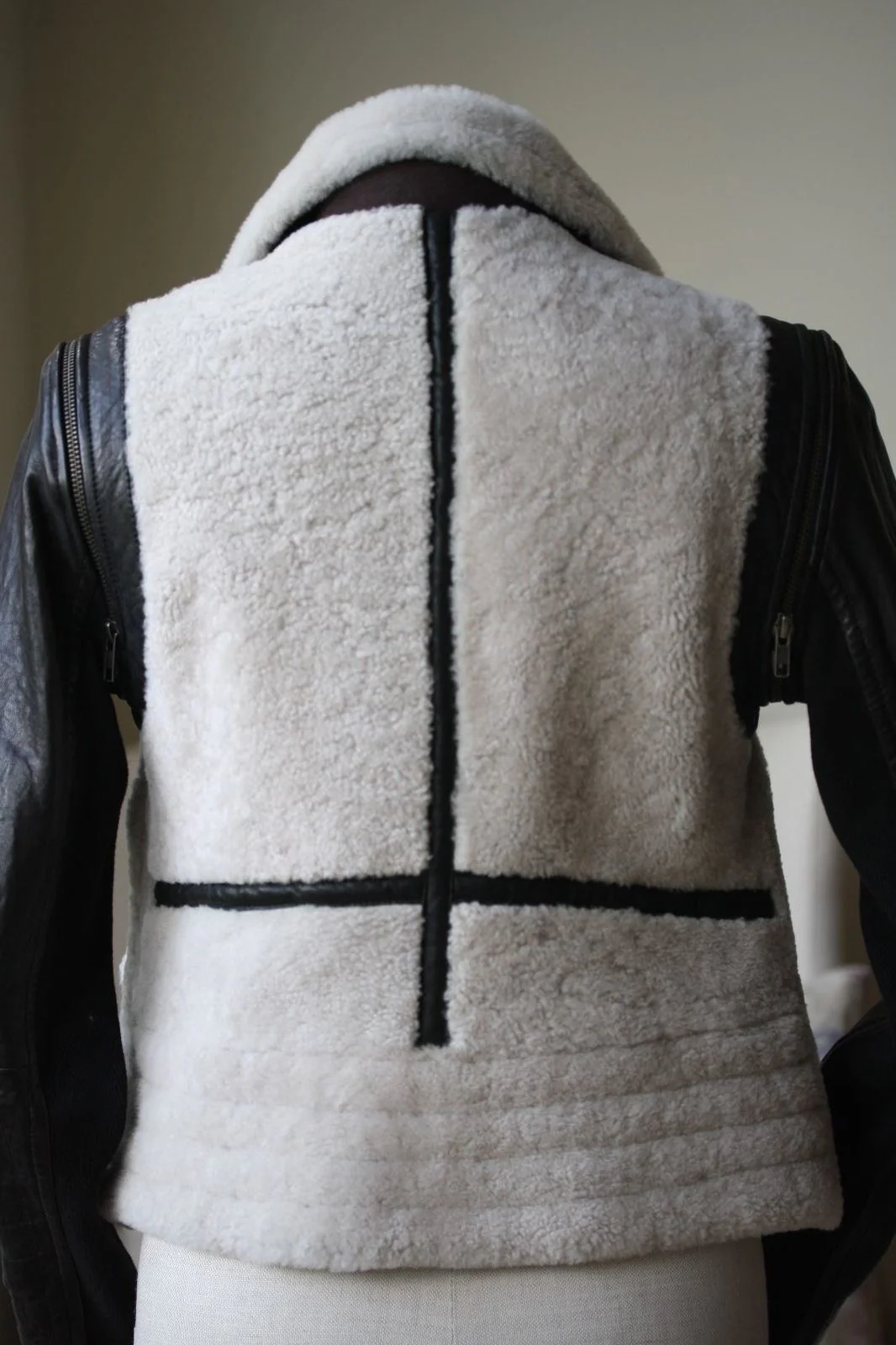 YIGAL AZROUEL DETACHABLE LEATHER SLEEVE SHEARLING JACKET US 6 UK 8 - Image 5