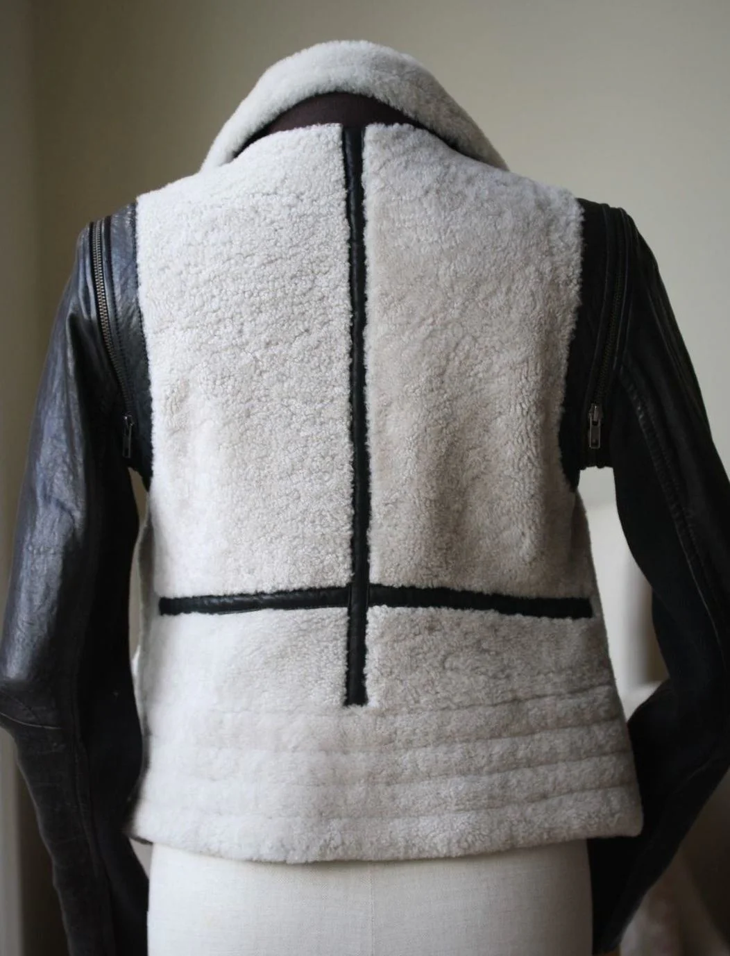 YIGAL AZROUEL DETACHABLE LEATHER SLEEVE SHEARLING JACKET US 6 UK 8 - Image 6