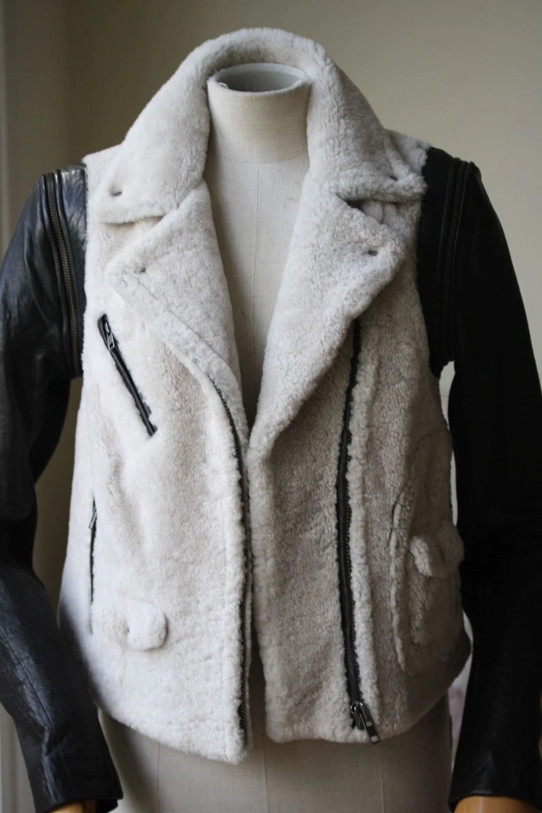 YIGAL AZROUEL DETACHABLE LEATHER SLEEVE SHEARLING JACKET US 6 UK 8 - Image 8