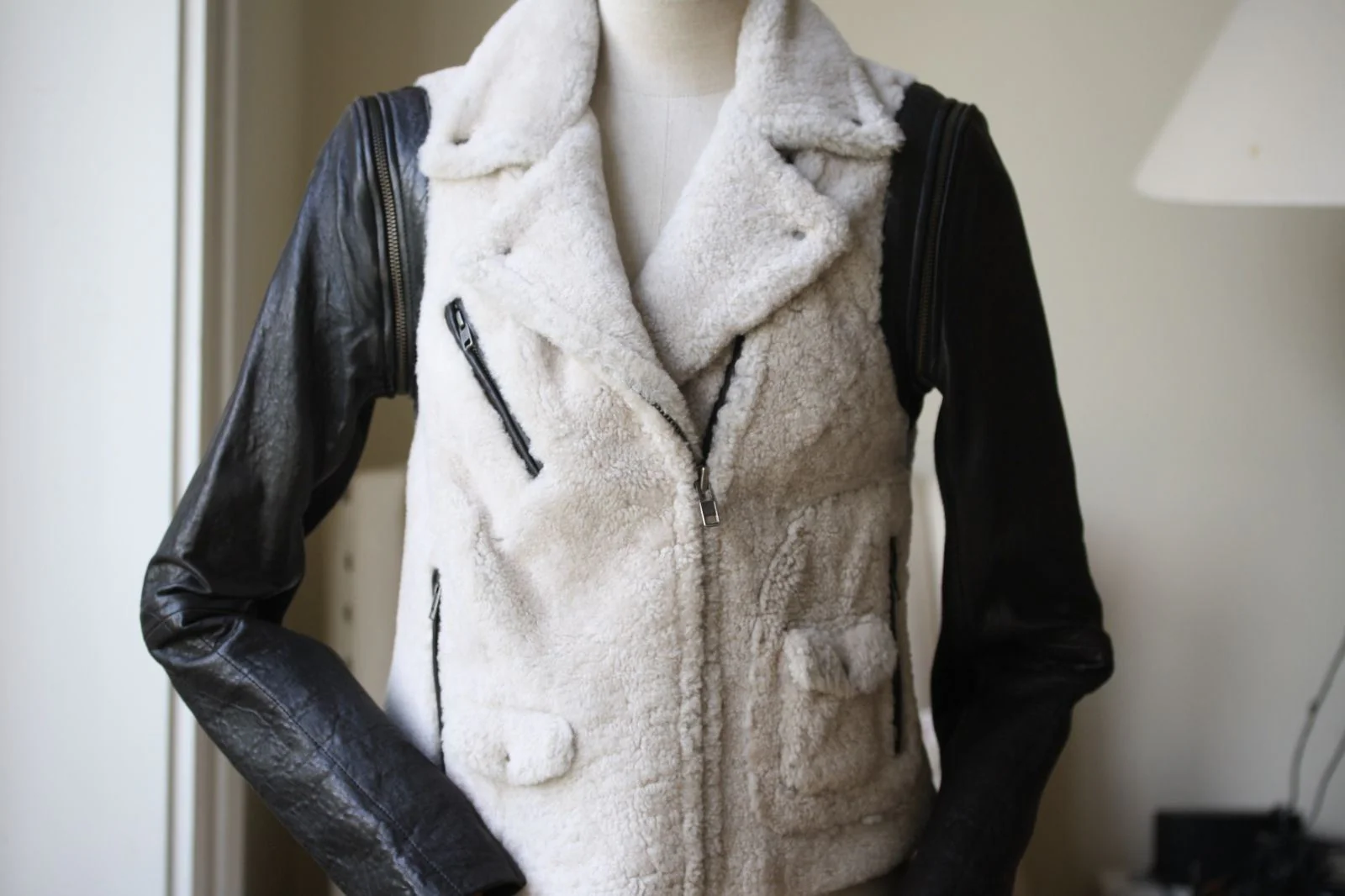 YIGAL AZROUEL DETACHABLE LEATHER SLEEVE SHEARLING JACKET US 6 UK 8 - Image 9